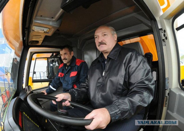 Белорус сел на шпагат между двумя движущимися БелАЗами