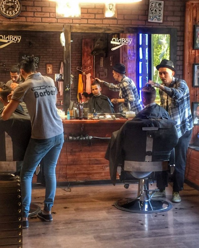 Какая-то парикмахерская в устькамане (восточный казахстан)