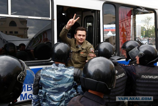 Навального задержали в подъезде его дома в Москве
