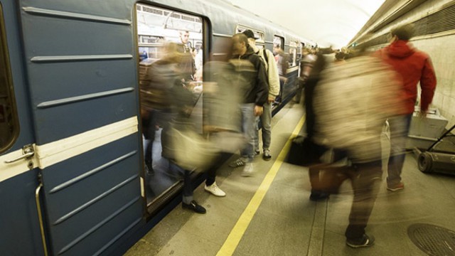 В петербургском метро вооруженные мужчины ранили пассажиров в вагоне