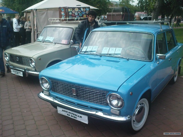 Авто Вернисаж на Неве.