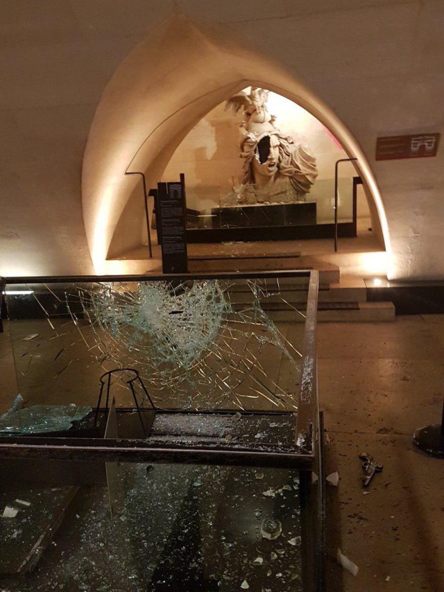 Участники протестов в Париже разгромили музейные помещения Триумфальной арки
