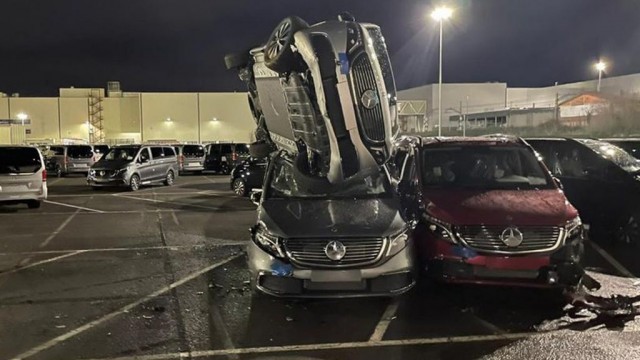 GTA в реальной жизни: в Испании мужик разбил полсотни машин Mercedes с помощью экскаватора