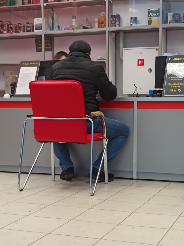 Феминисткам показали что такое менспрединг