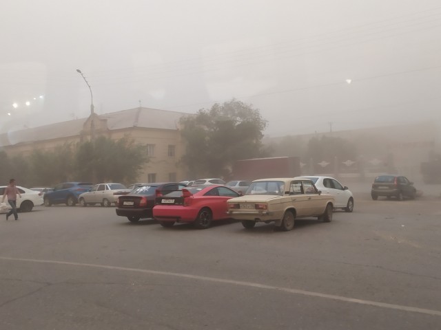 Самолет над Астраханью попал в пыльную бурю