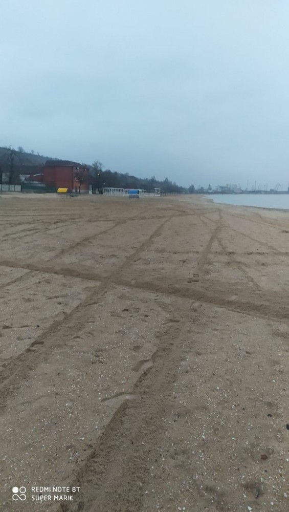 Тем временем на пляже в Мариуполе