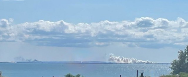 На Крымском мосту виден дым, движение перекрыто