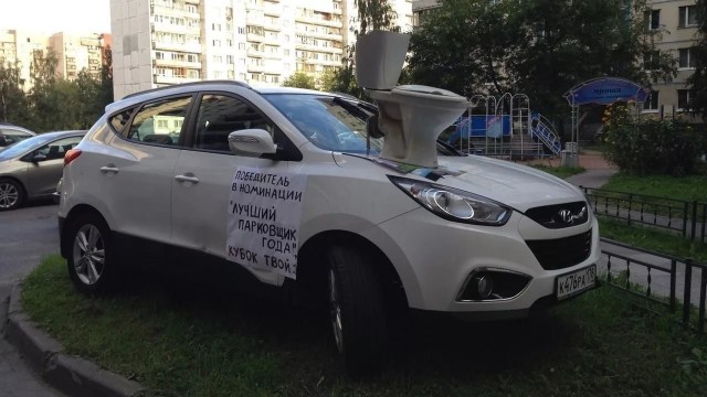 Соседи машинами загораживают вход в подъезд