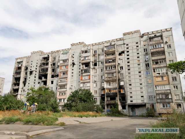Разбитая при боях за город школа №11 в Мариуполе