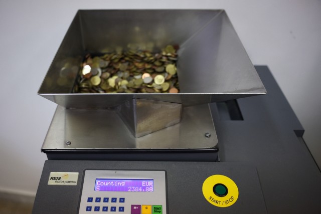Что происходит с монетами, брошенными в римский фонтан Треви?