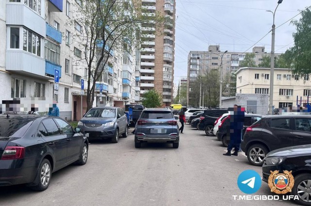 В Уфе школьник во дворе дома выбежал с детской площадки и попал под колёса машины
