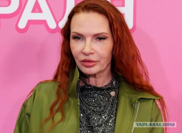 Эвелинка Блёданс никак не покидает образ медсестры из Маски-шоу, хотя паспорт терпеливо фиксирует 57-й год