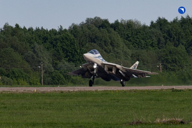 ОАК впервые подняла в воздух двухместный Су-57