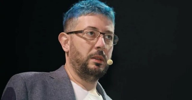 Клиент кофейни преследовал бариста из-за пирсинга, татуировок и синих волос