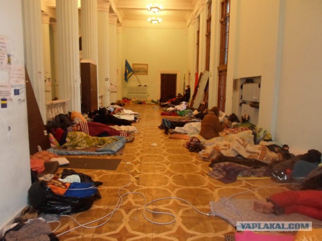 Соседи Януковича с боем прорываются домой.