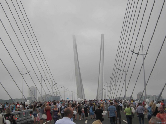 Открытие моста через бухту Золотой рог