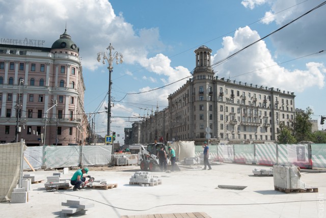 Археологические работы на Тверской в Москве: докопались до деревянных мостовых!