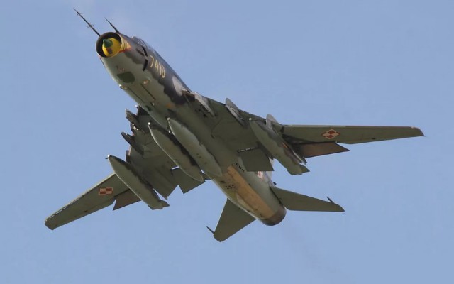 Сирия. Су-22 уходит от ракеты ПЗРК, р-н Идлиба
