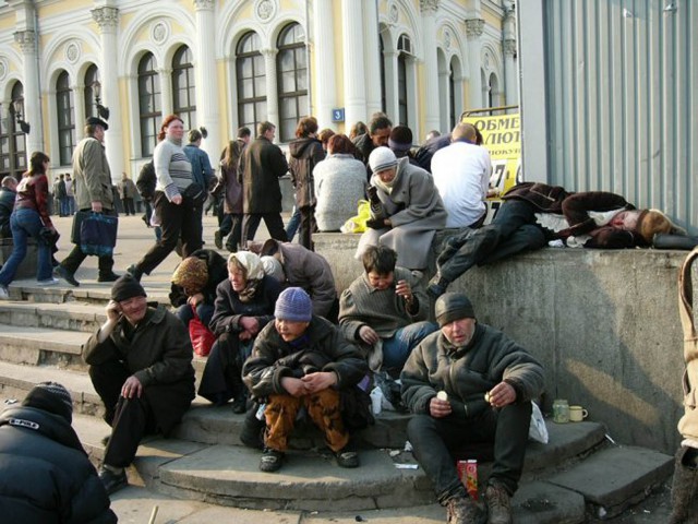 Очередь маньяков у эппловского магазина re:Store в Москве