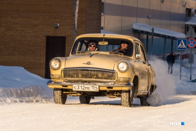 «Лет пять стояла в огороде». Сибиряк за 15 тысяч купил «Волгу» 1965 года и ездит на ней на работу