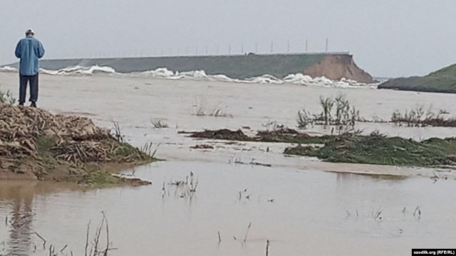 В Узбекистане прорвало дамбу Сардобинского водохранилища. Жителей нескольких сел эвакуировали