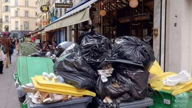 Париж погряз в отходах из-за забастовок коммунальщиков против пенсионной реформы