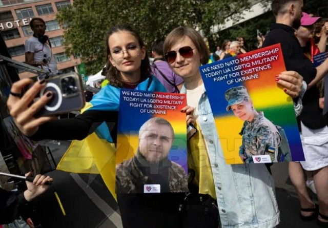 Посол Украины в Берлине возглавил колонну на марше ЛГБТ.