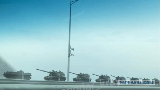 На Крымском мосту перекрыто движение и отключено освещение в связи с мерами безопасности из-за атаки украинских дронов.
