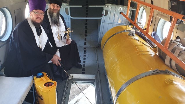 «Где-то 100 литров ушло». Священники с вертолёта окропили святой водой район в Калужской области