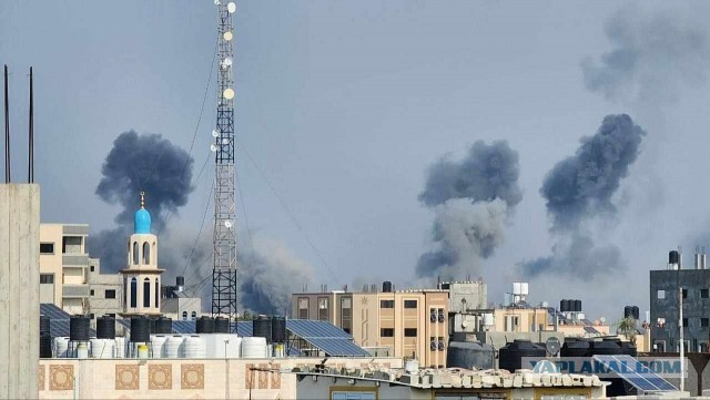 Израиль наносит массированные авиаудары по сектору Газа с использованием десятков истребителей.