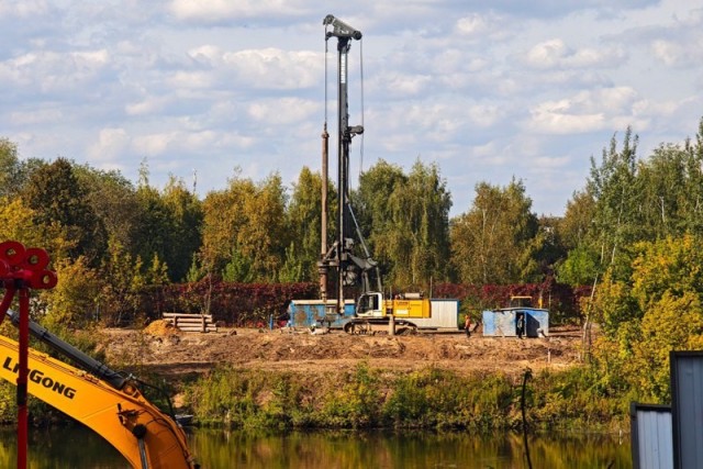 На западе Москвы началось строительство долгожданного москвичами моста, который свяжет Мнёвники с Крылатским