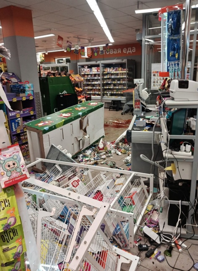А это некультурный посетитель магазина Дикси