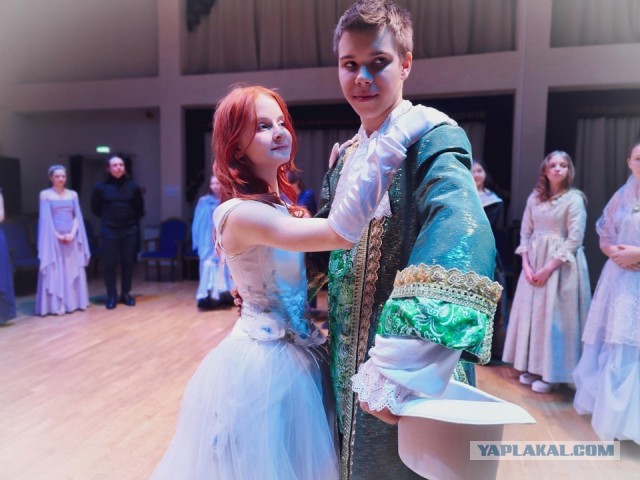Танцевальная вечеринка в стиле средневековья и барокко собрала гостей всех возрастов в Пущине