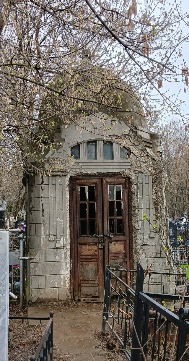 А на кладбище всё спокойненько.