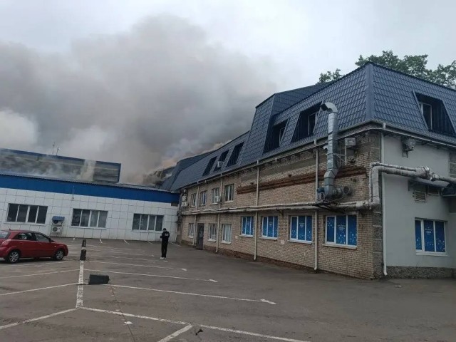 Беспилотник попал в жилую многоэтажку в подмосковном Жуковском.