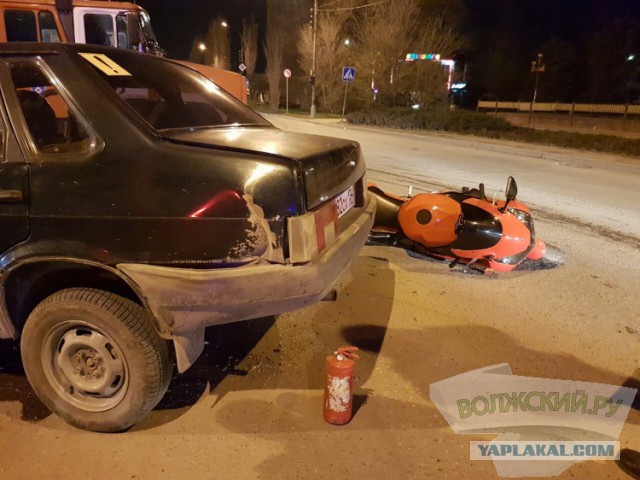 В Волжском на дороге разбился мотоциклист и его пассажирка