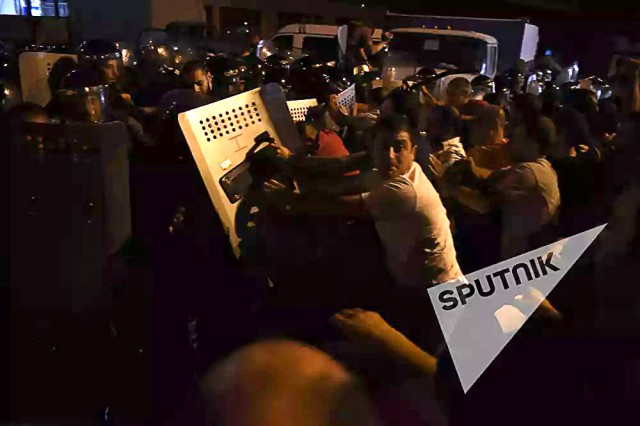 В центре Еревана начались столкновения демонстрантов с полицией