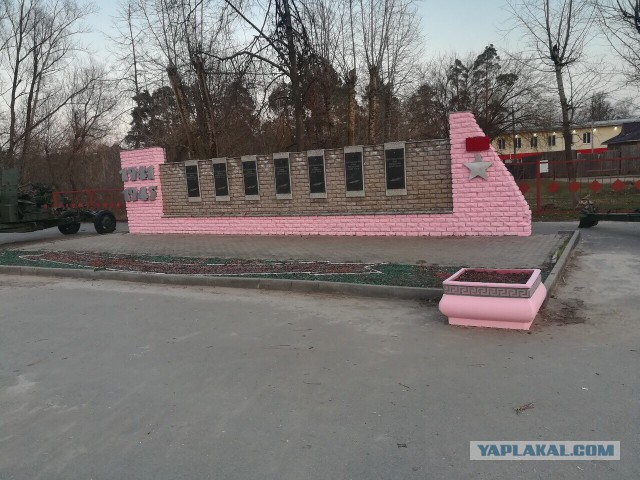 В ночь со вторника рязанские курсанты-десантники оставили свои погоны у монумента Маргелову