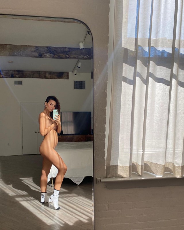 "Познаю свое тело": беременная модель Эмили Ратаковски выложила селфи без трусов и лифчика [18+]