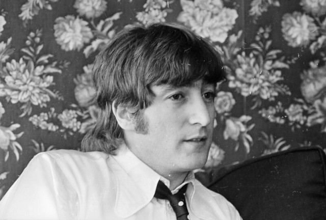 Джон Леннон дает автограф Марку Чепмену, 8 декабря 1980 год, Нью–Йорк