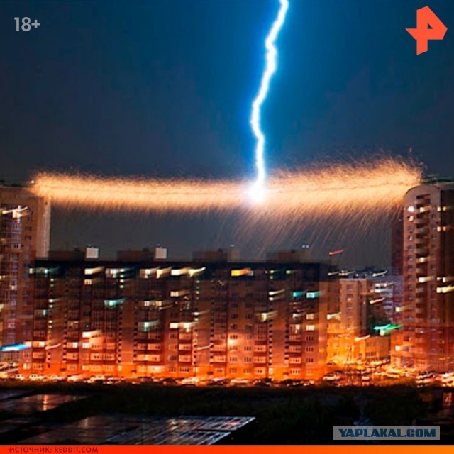 Эпичный дождь из искр в Санкт-Петербурга во время грозы