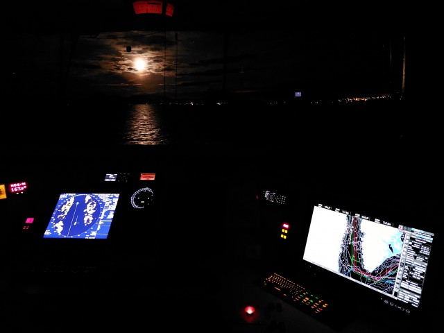 Ночью на навигационном мостике