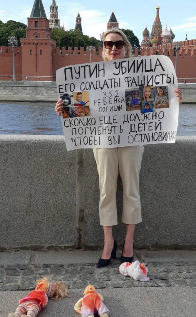 Мария Овсянникова вышла на одиночный пикет напротив Кремля с плакатом «Путин — убийца»