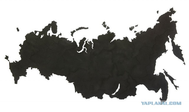 Иностранные студенты БГТУ выпивают прямо во дворе универа разложив закусь на припаркованных машинах