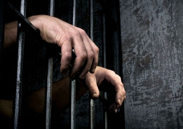 Мужчина из Барнаула четыре года занимался сексом с дочерью — якобы по её просьбе, чтобы помочь побороть влечение к женскому полу