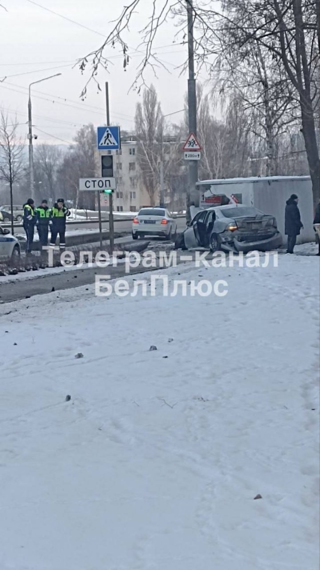 "Тойота Краун" влетела в бетонное укрытие. г.Белгород