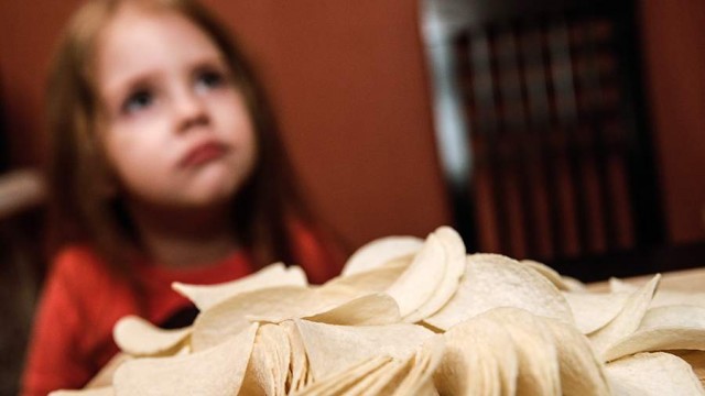 В России предлагают ввести акциз на чипсы и запретить их продажу детям