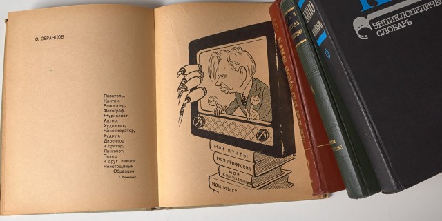 Книжные полки с книгами