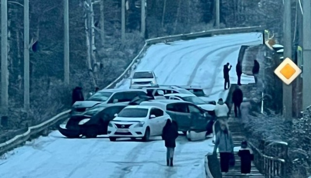 В Иркутске "неожиданно" скользко. Массовое ДТП.