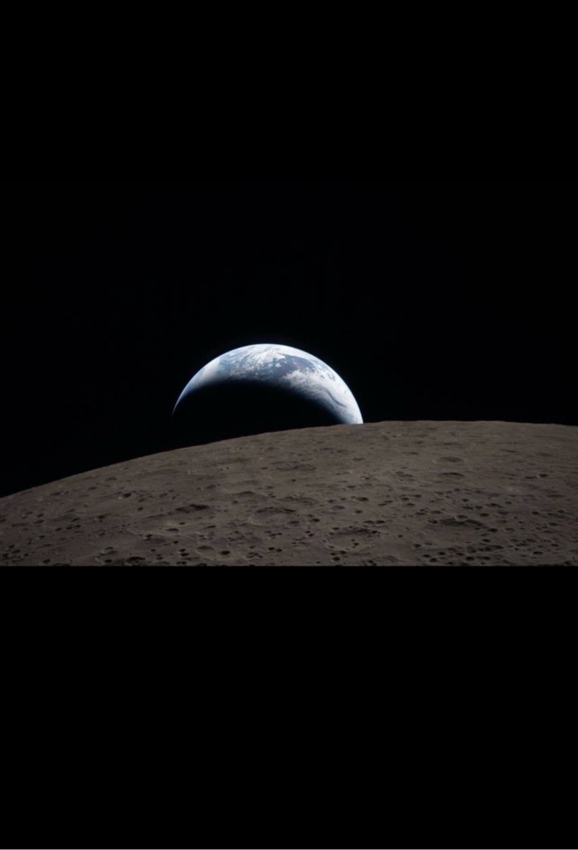 NASA показали кадр полного солнечного затмения и закат Земли, снятые с борта Orion